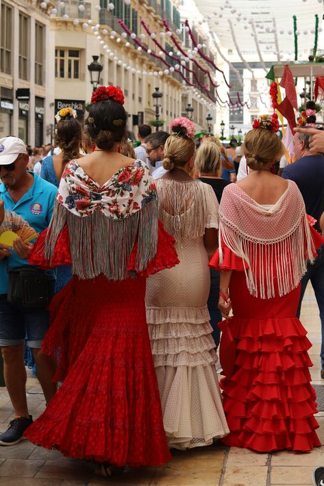 FERIA DE MÁLAGA 2024 💃🐎🎡

It's no doubt that the Málaga Feria is one of the most celebrated events of the province. Think of flamenco dancing, horse parades, outdoor paellas and tapas, and not to forget, rides at the fair! The Holy Week, Vibrant Photography, Spanish Projects, Flamenco Dancing, Culture Fashion, Spanish Culture, Three Kings, Holy Week, Folk Costume