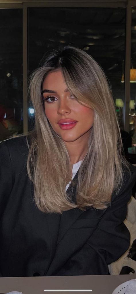 Blonde Hair Black Roots Balayage, Dark Roots Light Brown Hair, Blonde Hair With Black Eyebrows, Black Eyes Blonde Hair, Dark Brown Eyes Blonde Hair, Black To Blonde Transition, Dark Blonde Dark Roots, Blonde With Dark Brown Roots, Beige Blonde Hair Dark Roots