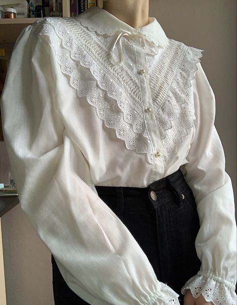 White Shirt Vintage, Collared Shirts, Fairytale Fashion, Wardrobe Tips, Vintage Blouse, Outfits Chic, Nice Style, Outfit Inspo Fall, Formal Outfit