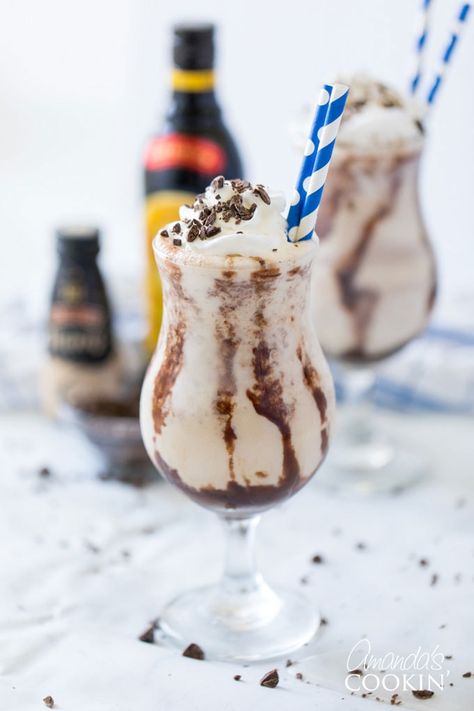 The Frozen Mudslide is a delicious combination of Kahlua coffee liqueur, Baileys Irish cream, vodka, and ice cream. It's a summertime cocktail dream. #mudslide #frozenmudslide #mudslidecocktail #summercocktails #frozenmudslidemilkshake #amandascookin Frozen Alcoholic Drinks Recipes, Slushy Recipes, Mud Slide Drink Recipe, Mudslide Drink, Baileys Dessert, Kahlua Drinks, Kahlua Coffee, Frozen Drinks Alcohol, Eggnog Cocktail