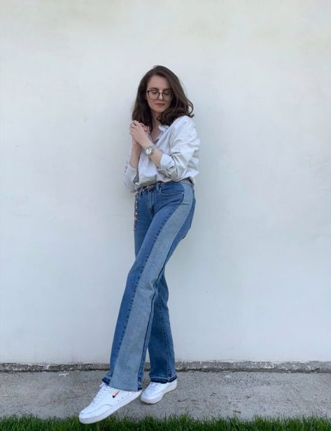 skinny leg to wide leg jeans refashion with panels Jeans With Side Panels, Diy Wide Leg Jeans, Refashion Jeans, Jeans Upcycle, Panel Jeans, Jeans Refashion, Diy Pants, Unique Jeans, Thrift Flips