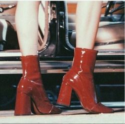 Fotografi Vintage, 70s Aesthetic, Winter Mode, Mode Inspo, Chunky Boots, Red Aesthetic, Retro Aesthetic, Aesthetic Vintage, Mode Vintage