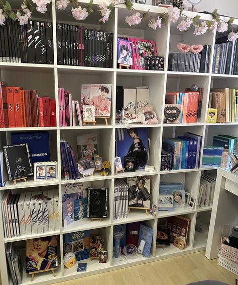 Kpop Decor Ideas, Room Decor Shelves, Bedroom Ideas Gaming, Albums Shelf, Kpop Albums Shelf, Coquette Room Ideas, Album Shelf, Kpop Multistan, Kpop Room Ideas