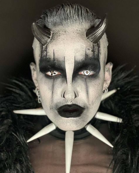 Demon Makeup Men, Demon Make Up, Horror Drag, Priest Halloween, Masc Makeup, Black Swan Makeup, Black And Red Makeup, Apocalypse Clothing, Halloween Fantasia