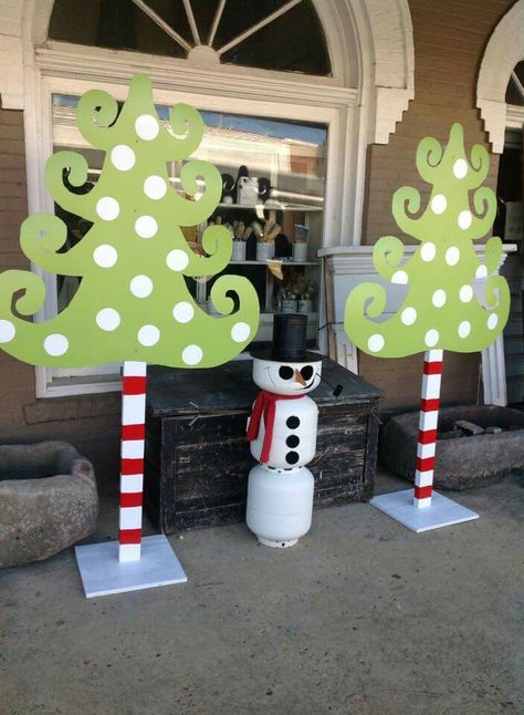 Yard art Wooden Christmas Lawn Decorations, Wood Yard Art Patterns, Christmas Wood Cutouts Yard Art Diy, Christmas Wood Cutouts Yard Art, Plywood Christmas Yard Decorations, Christmas Yard Displays, Wooden Christmas Yard Decorations, Diy Christmas Yard Art, Whoville Christmas Decorations