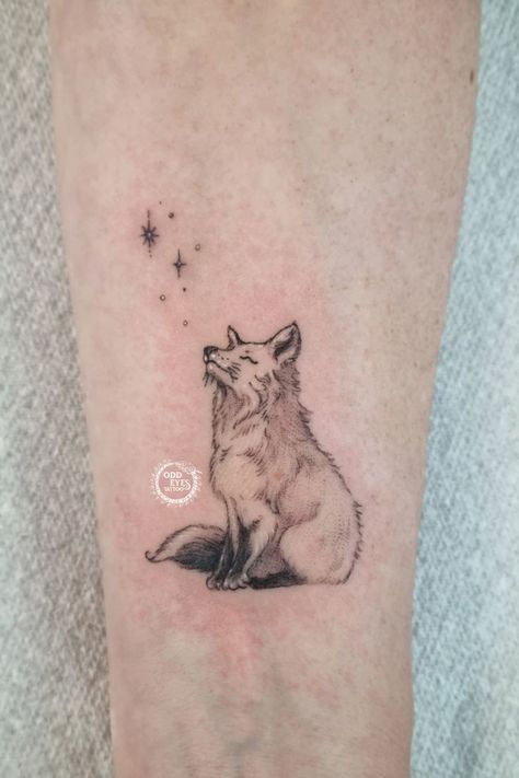 About foxy, who loved to read and daydream ⭐ #oddeyestattoo #tattooidea #foxtattoo #cutetattoo #smalltattoo #blackworktattoo Little Fox Tattoo, Small Fox Tattoo, Back Of Arm Tattoo, Deer Tattoo, Cat Tattoos, Cat Tattoo Designs, Fox Tattoo, S Tattoo, Blackwork Tattoo