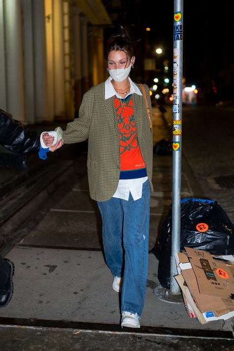 Layering Street Style, Berlin Street Style, Winter Outfits Street Style, Ugly Fashion, Berlin Fashion Street, Bella Hadid Street Style, Sweater Vest Outfit, Off Duty Outfits, Bella Hadid Outfits