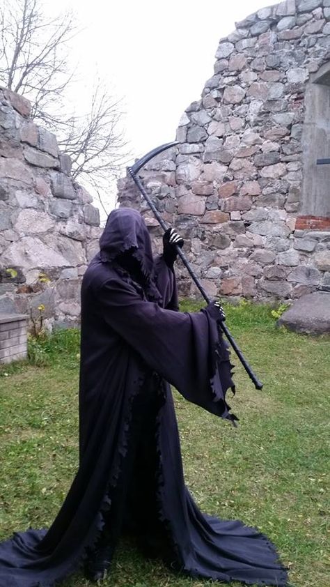 Grim Reaper Woman Costume, Grim Reaper Costume Women, Grim Reaper Aesthetic, Grim Reaper Cosplay, Reaper Aesthetic, Grim Reaper Halloween Costume, Reaper Cosplay, Homemade Costumes For Kids, Halloween Reaper