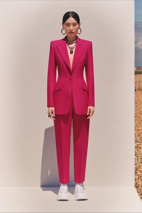 Alexander Mcqueen Resort, Trend Board, Peg Trousers, Modeling Poses, Clear Winter, Winter Typ, Mc Queen, Resort 2020, Pink Suit