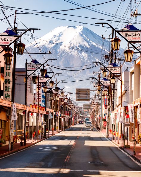 Best Fuji San view in Japan: street in Fujiyoshida Check my website to know more about the best place to shoot Autumn in Japan with all the details. Japan Autumn, Beautiful Places In Japan, Day Trips From Tokyo, Japan Holidays, Tokyo Japan Travel, Japan Landscape, Japan Street, Japan Aesthetic, Destination Voyage