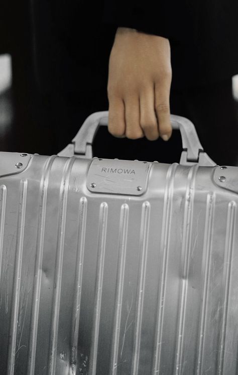 Rimowa Luggage Aesthetic, Rimowa Cabin, Suitcase Aesthetic, Cool Luggage, Luggage Aesthetic, Suitcase Ideas, Aluminum Luggage, Rimowa Luggage, Travel Mood