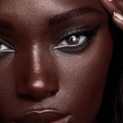 Reverse Cat Eye Is the Makeup of the Year—Here's How to Get the Look Makeup Looks Photoshoot, Reverse Cat Eye, Fox Eye Makeup, Natural Beauty Women, Tamara Williams, Eyeshadow Styles, Eyeliner Techniques, Faux Freckles, Makeup Brushes Guide