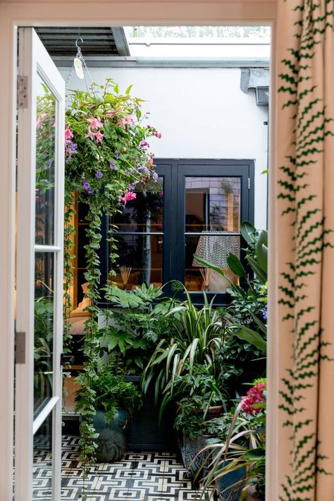 Indoor Courtyard, Small Front Gardens, Small Courtyard Gardens, Courtyard Gardens Design, Courtyard Design, Small Courtyards, Internal Courtyard, London House, Patio Interior