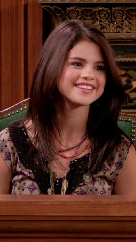 Selena Gomez in Wizards of Waverly Place Tv show Selena Gomez In Teenage, Selena Gomez Hair 2000s, Selena Gomez Hair Wizards Of Waverly Place, Selena Gomez Wizard Of Waverly Place, Selena Gomez Young Era, Selena Gomez 2000s, Young Selena Gomez, 2000s Actors, Selena Gomez Haircut