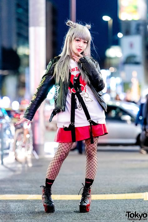 Japanese singer, Asachill in Harajuku sporting a fun punky outfit with an Emily The Strange hoodie and leather jacket. Listen Flavor, Japanese Fashion Kawaii, Harajuku Fashion Street, Emily The Strange, Tokyo Street Fashion, J Pop, Tokyo Street Style, Asian Street Style, Tokyo Fashion