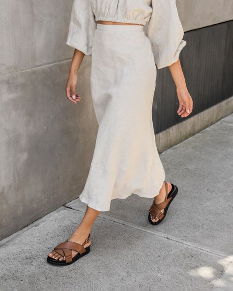 Tan Sandals Outfit, Slide Sandals Outfit, Jo Mercer, Espadrilles Slides, Tan Sandals, Dark Tan, Perfect Wardrobe, Espadrille Sandals, Flat Espadrilles