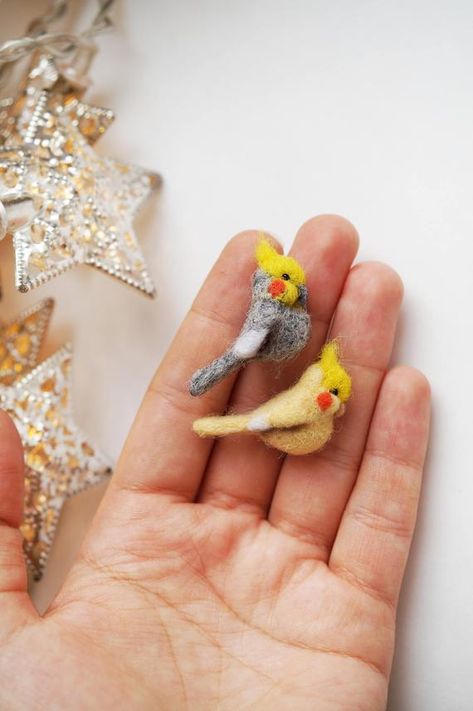 Fairy Diaroma, Yellow Cockatiel, Needle Felting Diy, Wool Felt Projects, Needle Felting Tutorials, Polymer Clay Animals, Needle Felting Projects, Wool Projects, Felt Birds