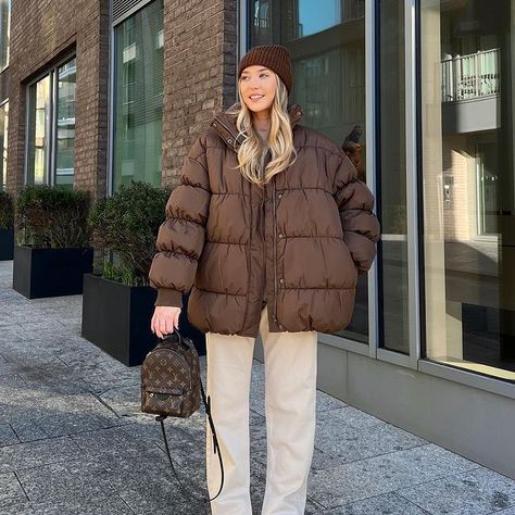 Beige Beanie Outfit, Brown Beanie Outfit, Beige Puffer Jacket Outfit, Brown Puffer Jacket Outfit, Brown Jacket Outfit, Puffer Coat Outfit, Beige Puffer Jacket, Puffer Outfit, Beige Puffer