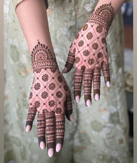 Mehndi Design Unique Modern, Simple Mehendi For Bride, Hina Mehndi Design Simple, Simple Mehndi Designs Traditional, Simple Mehndi Designs Wedding, Simple Wedding Mehendi, Rakhi Mehendi Designs Simple, Bollywood Mehendi Designs, Henna Mehendi Designs