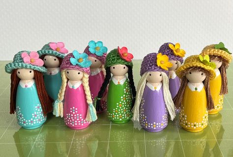 Easter Peg Dolls, Wooden Peg Doll Ideas, Peg Doll Hair, Peg Family, Dolly Pegs, Wooden People, Cultural Crafts, How To Make Rose, Wood Peg Dolls