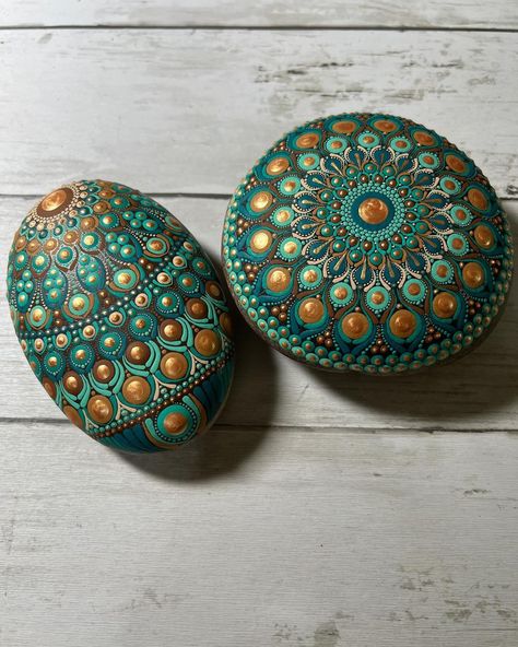 I just cannot get over how beautiful these two stones turned out! 😍 these will be dropping to Etsy for the new year as well as many other… | Instagram Mandala Stones For Beginners, Blob Painting, Mandela Stones, Stone Mandala, Mandala Painted Rocks, Mandala Rock Art, Mandela Art, Stone Art Painting, Mandala Art Therapy