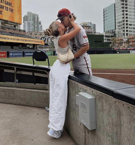 Baseball Gf Aesthetic, Baseball Boyfriend Pictures, Mlb Wife Outfits, Baseball Bf And Gf Pics, Baseball Girlfriend Aesthetic, Baseball Wife Aesthetic, Baseball Gf Outfits, Baseball Couple Aesthetic, Baseball Boyfriend Aesthetic