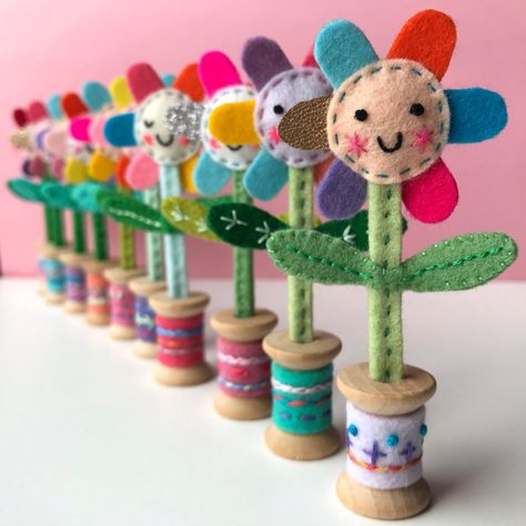 Shirley Rainbow, Easter Wood Crafts, Always Smiling, Spool Crafts, Felt Embroidery, Sewing Projects For Kids, Felt Decorations, Happy Flowers, Easter Crafts For Kids