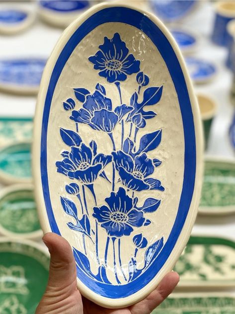 Botanical Pottery, Ceramic Drawing, Floral Ceramics, Ceramic Serving Dishes, Blue Pottery Designs, Painted Ceramics, Oval Bowl, Wheel Throwing, Clay Paint