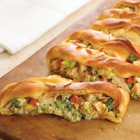 5 Ring and Braid Recipes for Stoneware - Pampered Chef Blog Chicken Broccoli Braid, Broccoli Braid, Chicken Braid, Pampered Chef Recipes, The Pampered Chef, Crescent Dough, Baking Stone, Chicken Main Dishes, Chicken Broccoli