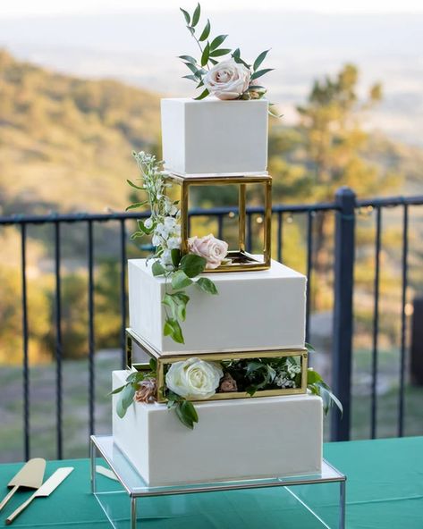 Simple, clean, classy and elegant separated cake square cake. Wedding Cake With Separated Tiers, Simple Wedding Cake Square, Square Wedding Cakes Elegant, Square Wedding Cakes Simple, 3 Teir Wedding Cake, Wedding Cake Minimalist, Square Cake Design, Square Wedding Cake, 2 Tier Wedding Cakes