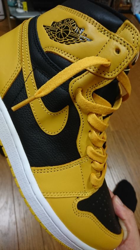 Yellow Shoes Outfit Sneakers, Yellow Shoes Outfit, Sneaker Bar, Yellow Clothes, Nike Yellow, Yellow Nikes, Shoes Outfit Fashion, Sneaker Lovers, Street Style Outfits Men