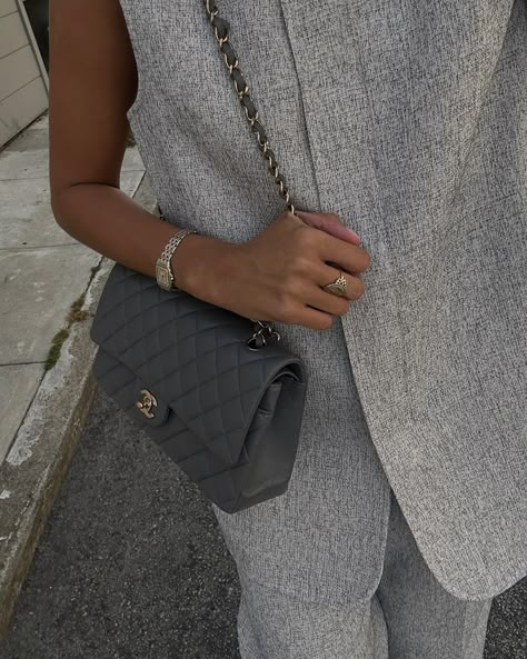 Grey Bag Outfit, Grey Dress Outfit, Chanel Bag Outfit, Creating Outfits, How To Dress Well, Dressing Well, Grey Bag, Girly Bags, Dress Well