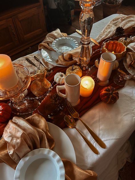 Dinner party cozy autumn picnic indoor aesthetic Fall Halloween Dinner Party, Fall Diner Aesthetic, Aesthetic Fall Dinner Party, Dinner Party Aesthetic Fall, Autumn Themed Dinner Party, Autumn Dinner Party Decor, Autumn Dinner Party Aesthetic, Autumn Dinner Aesthetic, Halloween Diner Theme