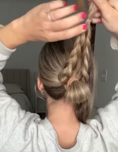 This guide shares an easy updo for a wedding guest. Learn a cute hairdo for a wedding in this quick and easy post. Easy Updo For A Wedding Guest, Bridesmaid Hair Easy Updo, Cute Easy Wedding Guest Hairstyles, Simple Hair Wedding Guest, Ponytail Hairstyle Wedding Guest, Hair For Guest Of Wedding, Easy Up Do For Wedding, Wedding Guest Hair Easy Diy, How To Wedding Guest Hairstyles