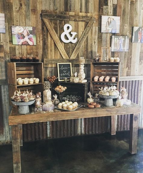 Western Theme Sweets Table, Western Main Table Decor Party, Farmhouse Wedding Dessert Table, Western Fruit Table Ideas, Western Graduation Party Ideas Table Decorations, Desert Bar Wedding Rustic, Rustic Party Food Ideas, Western Theme Food Table, Country Western Table Decor