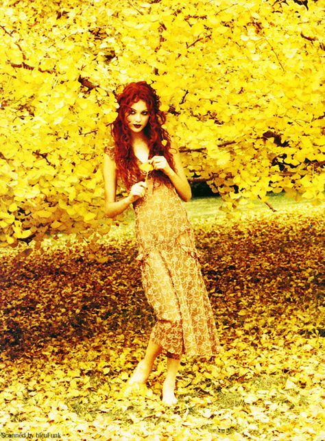 Shot by ellen von unworth, styled by grace coddington. Grace Coddington, Wow Photo, Shalom Harlow, Ellen Von Unwerth, Vogue Us, Vogue Uk, I'm With The Band, Mellow Yellow, Shades Of Yellow