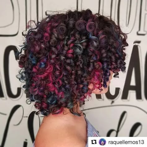 Curly Hair Dye, Gold Hair Dye, Curly Hair Color, Ombre Blond, Dyed Curly Hair, Girl Hair Colors, Highlights Curly Hair, Wine Hair, Colored Curly Hair