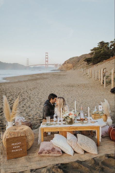 Beach Date Setup, Beach Setup Ideas, Bbq On The Beach, Coastal Picnic, Beach Look Outfits, Romantic Beach Picnic, Picnic Party Decorations, Picnic Photography, Picnic Date Food