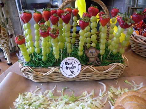 Grapes And Strawberries, Jungle Food, Lila Party, Safari Baby Shower Boy, Jungle Theme Birthday Party, Zoo Birthday Party, Jungle Thema, Baby Shower Safari Theme, Wild Birthday Party