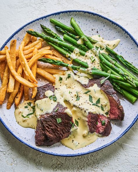 Sliced steak and asparagus with bearnaise sauce poured over the stop, with french fries Steak Bernaise, Lamb Sauces, Bearnaise Sauce Recipe, Béarnaise Sauce, French Sauces, Bearnaise Sauce, Chef Dinner, Steak And Seafood, Hollandaise Sauce