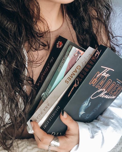 Books Pictures Ideas, Book Selfies Ideas, Book Aesthetic Pictures For Instagram, Bookinstagram Ideas Feed, Bookstagram Inspiration Photos, Book Instagram Photo Ideas, Book Asthetics Photos For Instagram, Selfies With Books, Book Selfie Ideas