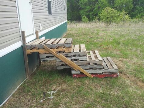 Easy Pallet Stairs Pallet Steps, Remodel Camper, Pallet Stairs, Verandah Ideas, Makeover Madness, Outdoor Pallet Projects, Wood Pallet Recycling, Pallet Building, How To Build Steps