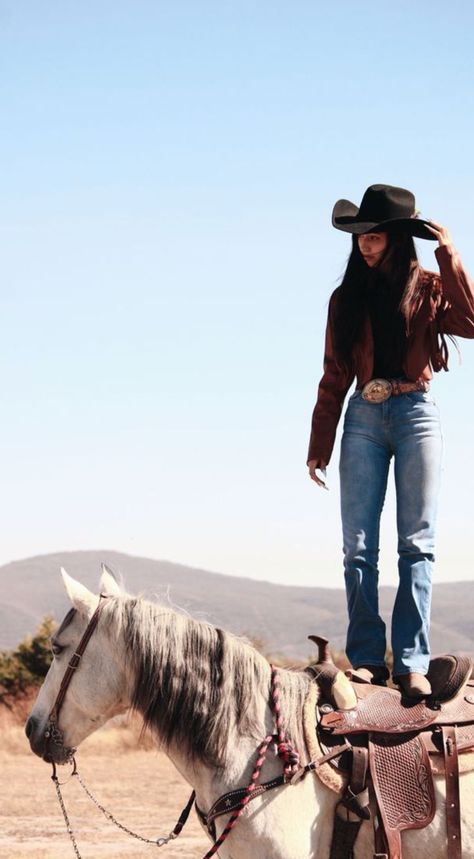 horse portrait Cowgirl Mirror Selfie, Horse Riding Outfit Women Casual, Western Cowgirl Hat, Women In Cowboy Hats, Cowboy Hat Outfit Woman Casual, Ranch Girl Aesthetic, Cowboy Asethic Outfits, Old Money Cowgirl, Butch Cowgirl