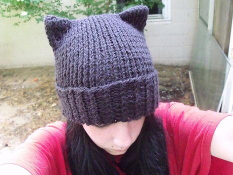 Use this pattern to make a hello kitty hat for Lydia. Knitting Cat, Cat Hat Pattern, Cat Hats, Cat Ears Hat, Cat Eared Beanie, Knitted Cat, Animal Hats, Knitted Beanie, Cat Ear