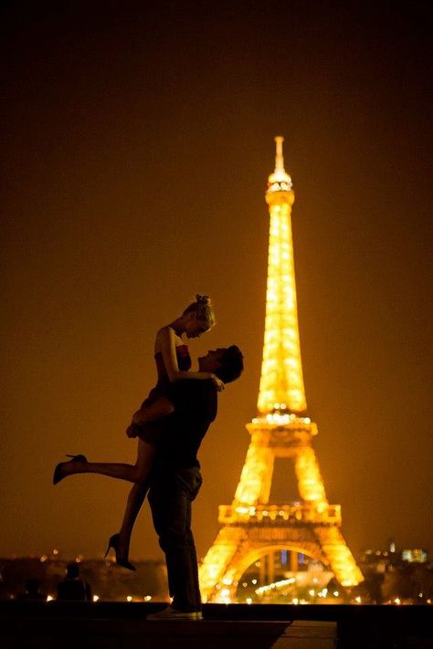 tenham uma boa noite todos ai fera do dindo Torre Eiffel Paris, Paris Couple, Eiffel Tower At Night, Paris Dream, Beautiful Paris, Paris Pictures, I Love Paris, Paris Wedding, Paris Love