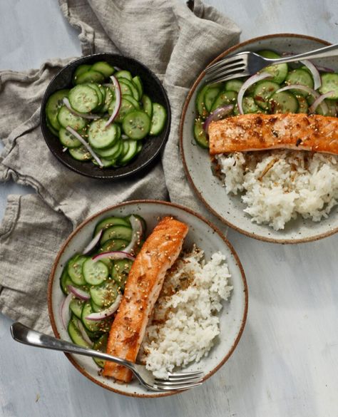 Salmon Rice Bowl with Cucumber - The Whole Carrot Cucumber Rice, Salmon Cucumber, Pickled Cucumbers, Salmon Rice Bowl, Salmon Rice, Plats Healthy, Quick Pickled Cucumbers, Quick Pickled, Rice Bowls Recipes