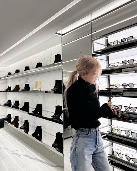 Rosé Blackpink Ysl, Ysl Store, Ysl Aesthetic, Rosé Ysl, Rosé Ig Update, Rosé Instagram Update, Instagram Roses, Rosé Instagram, Rosé Aesthetic