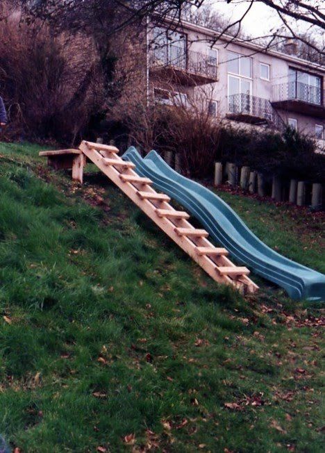 Playground Landscaping, Wooden Playground, Playground Ideas, Playground Set, Outdoor Play Areas, Sloped Backyard, Diy Playground, Sloped Garden, Natural Playground