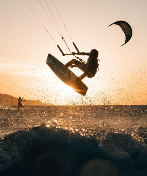 There is a story in the Philippines that the breeze comes at the whim of Amihan, goddess of the northeast winds. When that moment arrives, kite surfers learn to fly. Lifted from the translucent waters of the Sulu Sea that surround Amanpulo and its pristine white sands, moments suspended in the air are a kind of meditation – a connection to nature that is transient, but unforgettable. Surfer Painting, Palawan Island, Sea Sports, Surfing Aesthetic, Surf Vibes, Palawan Philippines, Natural Swimming Pool, Kite Flying, Adventure Aesthetic