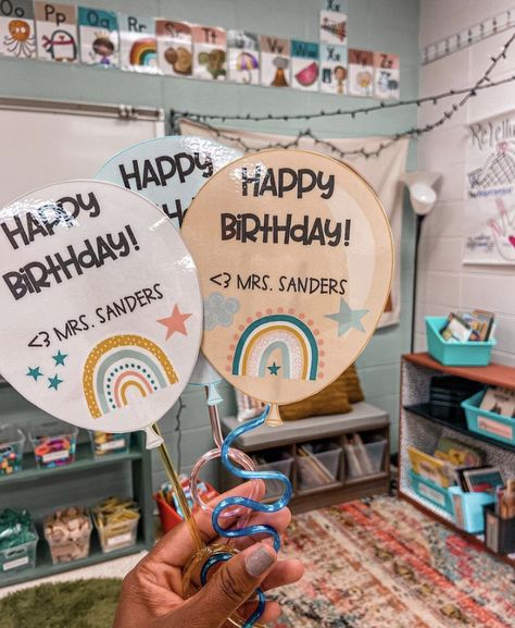 Teacher Classroom Birthday Ideas, Prek Spanish Curriculum, First Grade Decor, Pre K Teacher Aesthetic, Teacher Room Decorations, Fun Classroom Ideas, Teacher Classroom Ideas, Teaching Classroom Decor, Elementary Classroom Themes